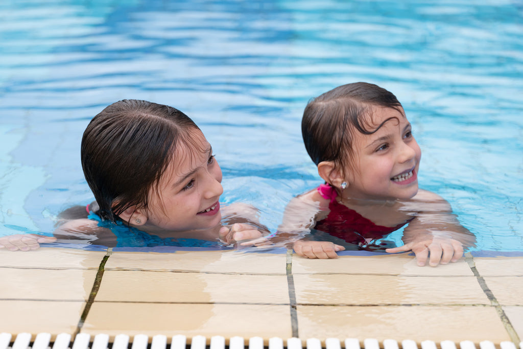 Due bambini in piscina esterna delle terme di Bibione