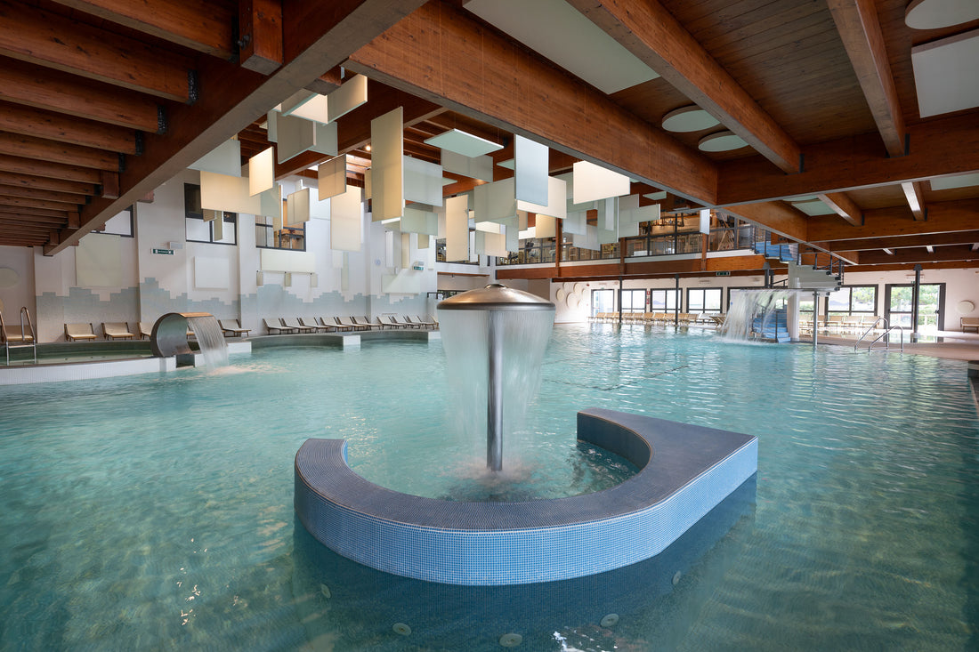 Giochi d'acqua nella piscina interna di Bibione Thermae