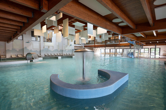 Giochi d'acqua nella piscina interna di Bibione Thermae