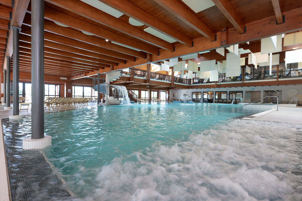 Veduta della piscina interna delle terme di Bibione. Con giochi d'acqua e idromassaggi