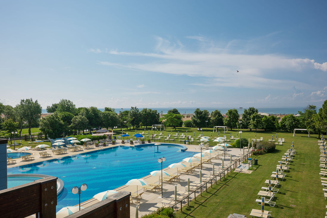 Immagine di sfondo della piscina esterna di Bibione Thermae. Con vista sul mare Adriatico