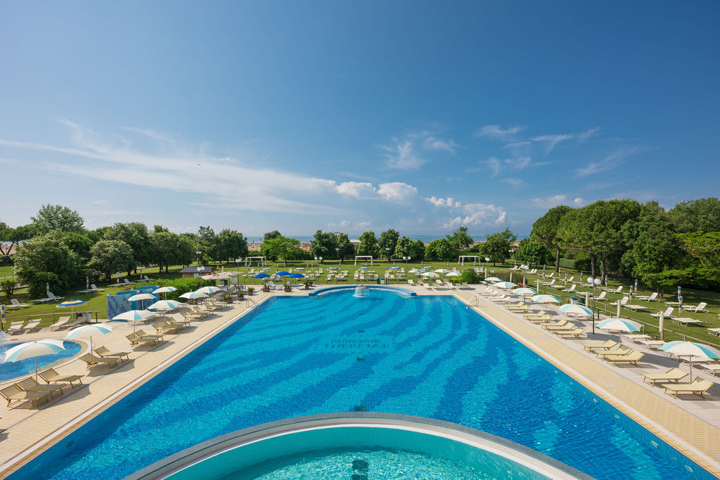 Splendida vista della piscina esterna delle terme di Bibione. Con vista sul mare Adriatico