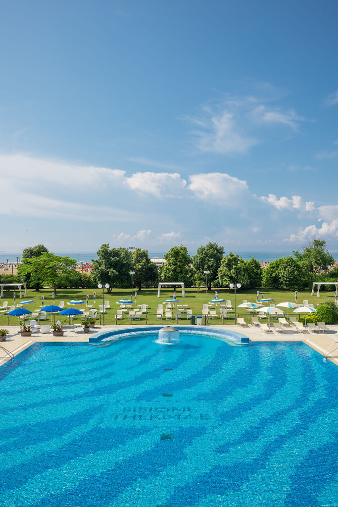 Vista dall'alto della piscina esterna delle Terme di Bibione. Con panorama sul mare Adriatico