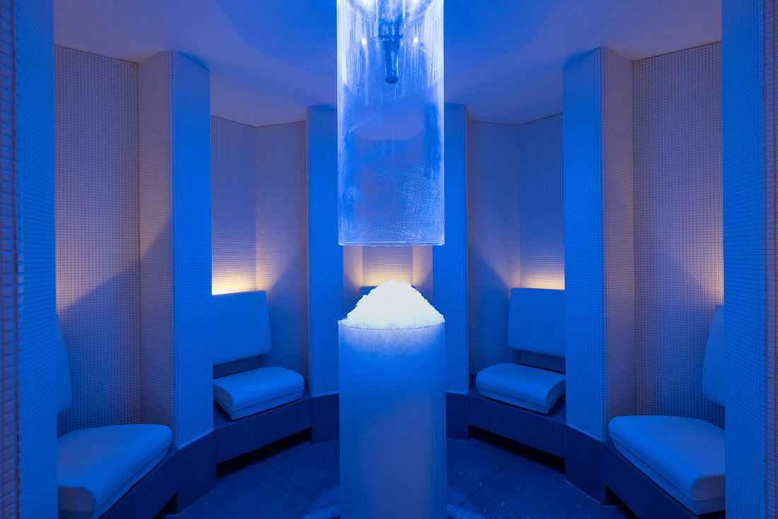 Polarium delle terme di Bibione, con colonna che produce ghiaccio. Luci blu