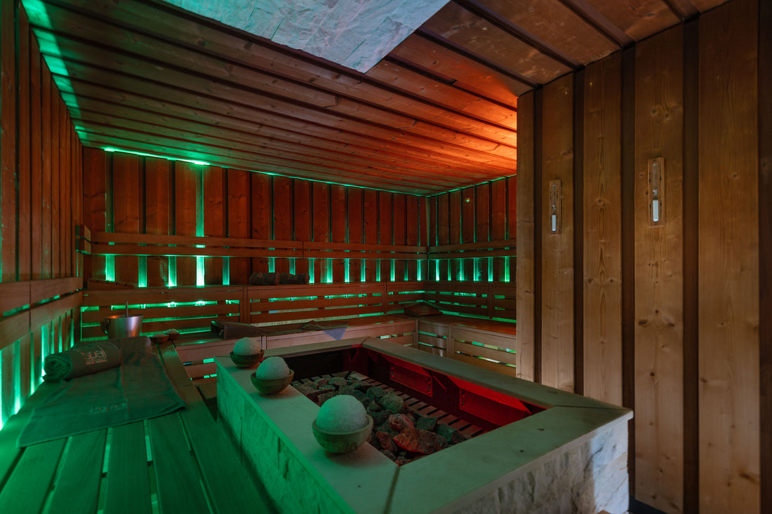 Sauna delle terme di ibione. Con asciugamani marchiati SPA Beauty Farm e braciere spento
