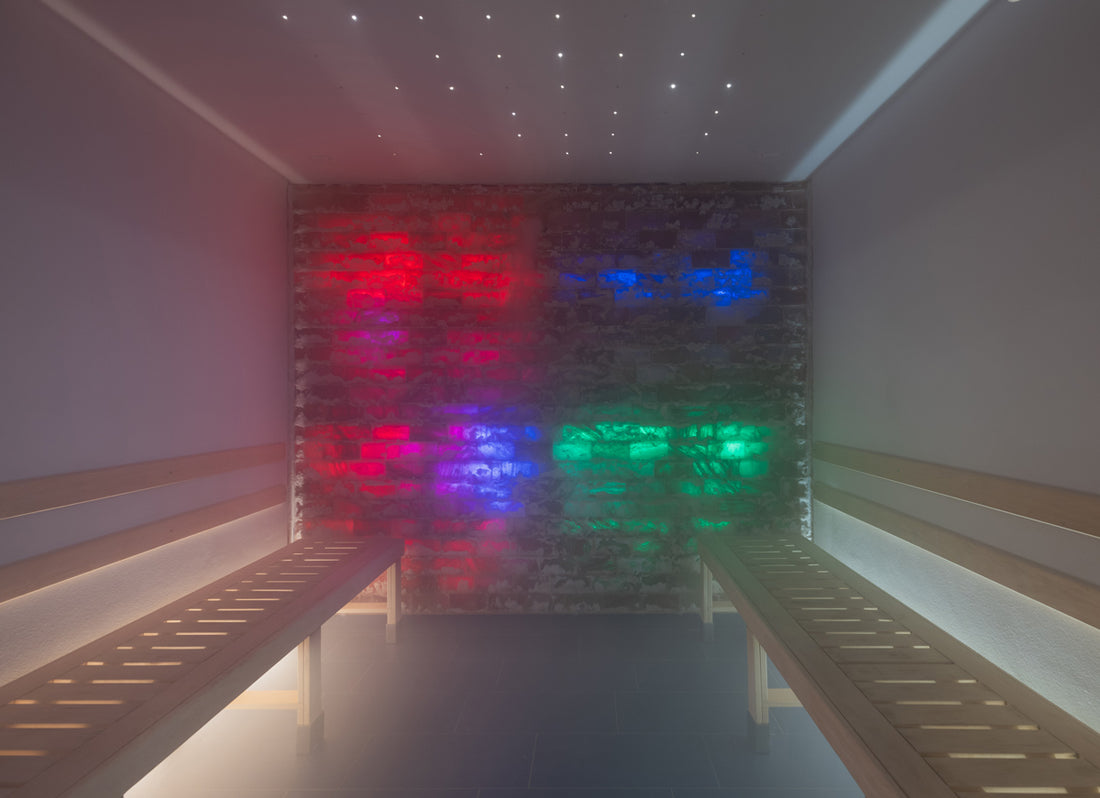Cabina salina secca delle terme di Bibione. Parete di sale con luci RGB che cambiano colore