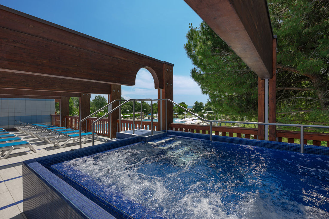 Vasca idromassaggio esterna con vista su piscina e mare adriatico