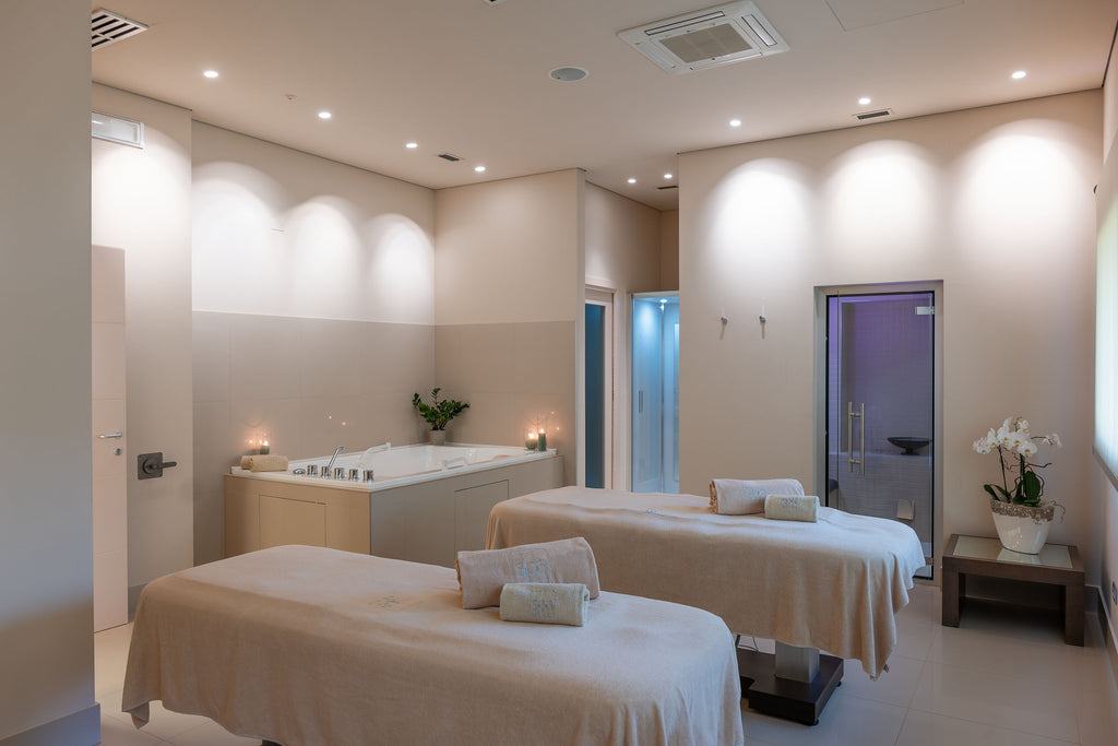 Private SPA delle terme di Bibione. Due lettini per i massaggi ed una vasca per idromassaggio di coppia. Stanza anche per Bagno turco privato