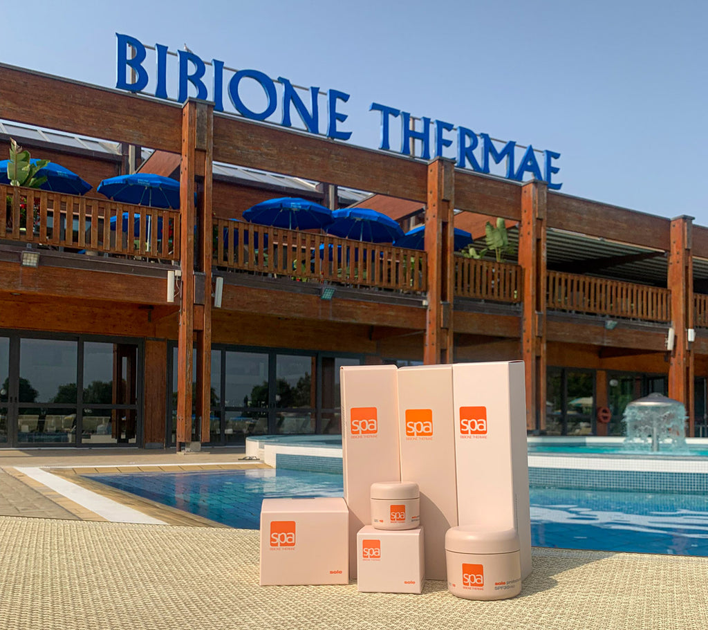 scatole di cosmetici in piscina sotto all'insegna esterna Bibione Thermae