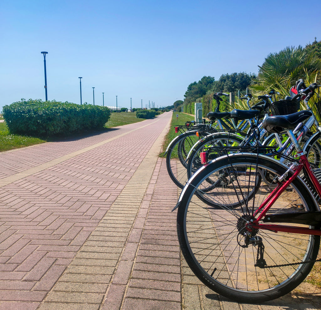 bicicletta e pista ciclabile frontemare a Bibione