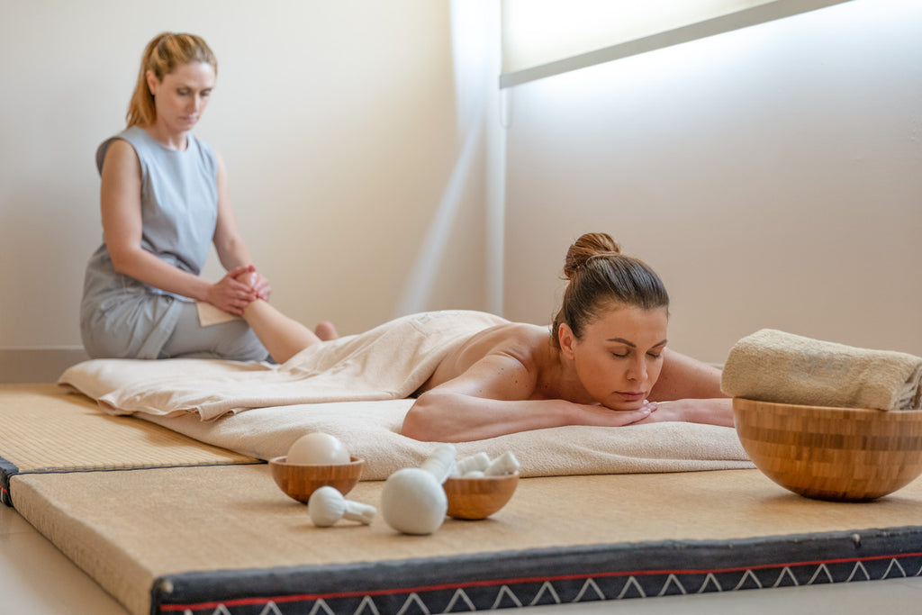 Donna riceve un massaggio da una operatrice della SPA Beauty Farm delle terme di Bibione. Tatami. Asciugamani