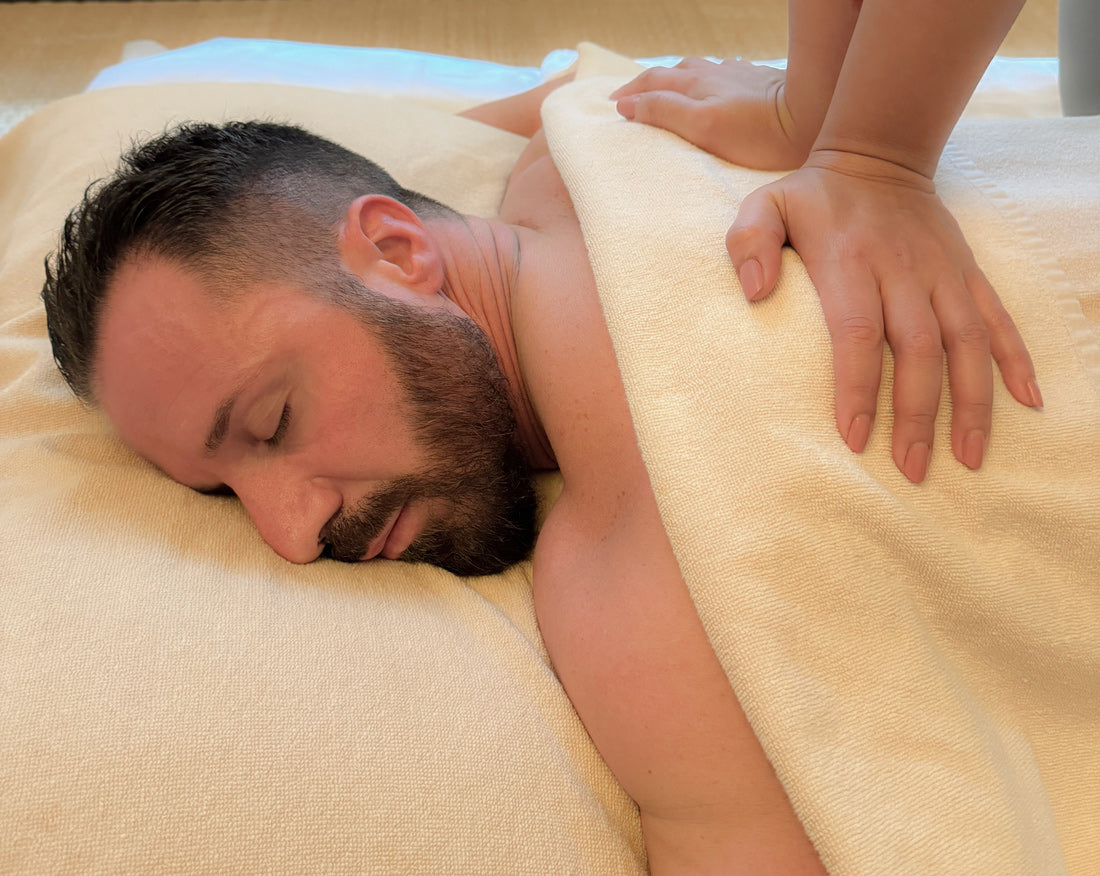 Un uomo muscoloso si rilassa con un massaggio professionale. Pacchetto no stress della SPA delle terme di Bibione