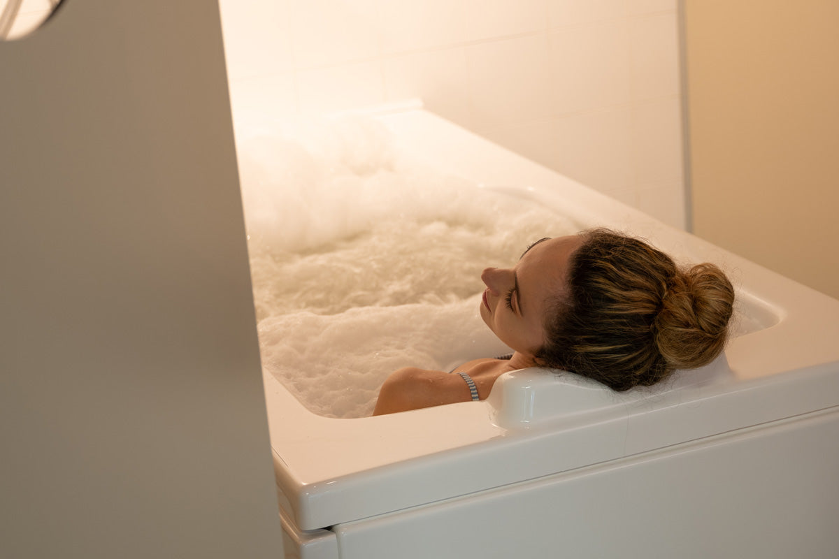 ragazza si rilassa in vasca da bagno privata. SPA beauty Farm