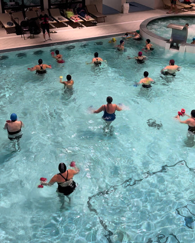 Persone nella piscina termale interna di Bibione Thermae durante una lezione di Acquagym