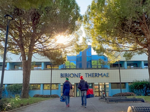 Coppia con borsoni entra a Bibione Thermae dall'ingresso principale