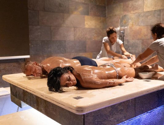 Coppia durante un trattamento Hammam con due operatrici nella stanza dedicata in SPA Beauty Farm di Bibione Thermae