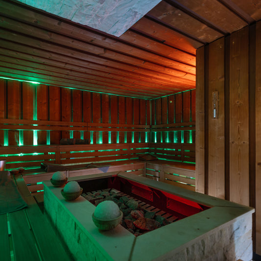 Sauna delle terme di ibione. Con asciugamani marchiati SPA Beauty Farm e braciere spento