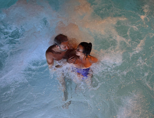 Coppia in costume si rilassa in idromassaggio, nella piscina interna delle terme di Bibione