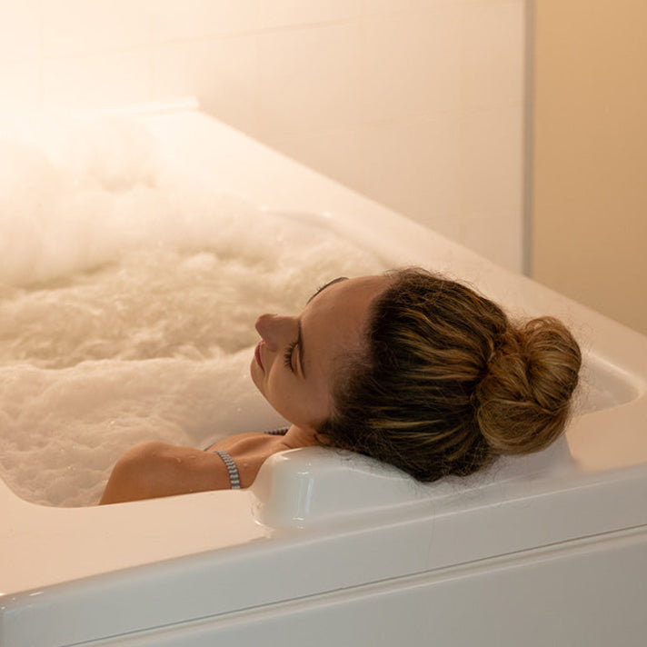 ragazza si rilassa in vasca da bagno privata. SPA beauty Farm